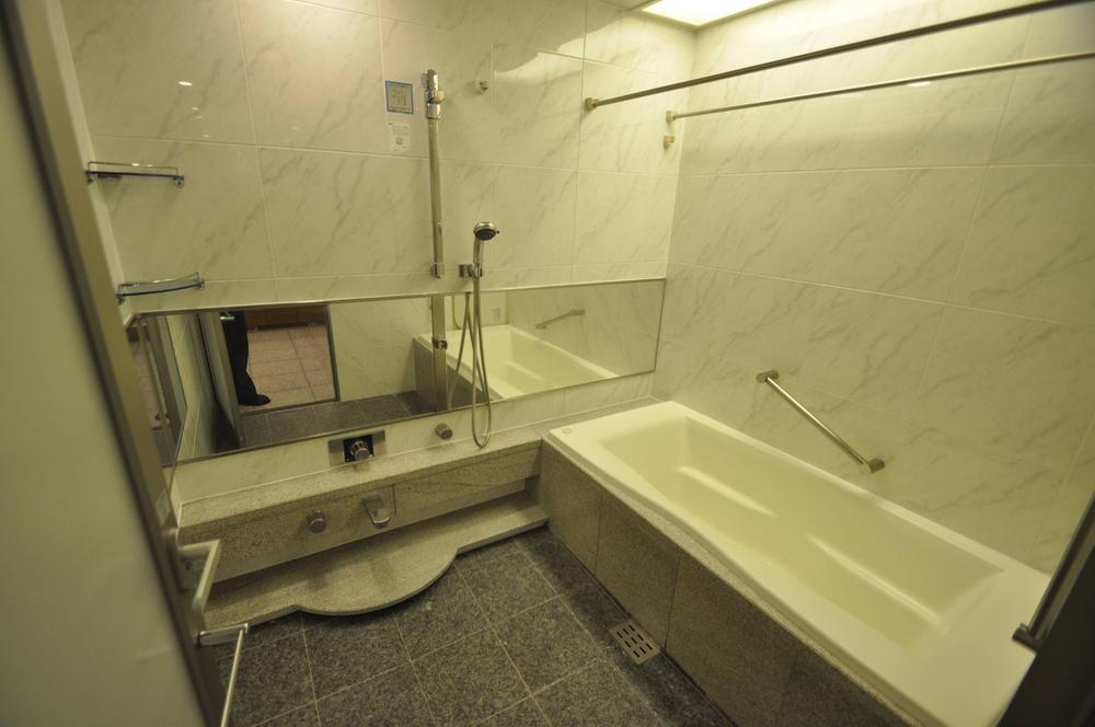 Bathroom. Bathroom 1822 size. You can also enjoy bath time with children.