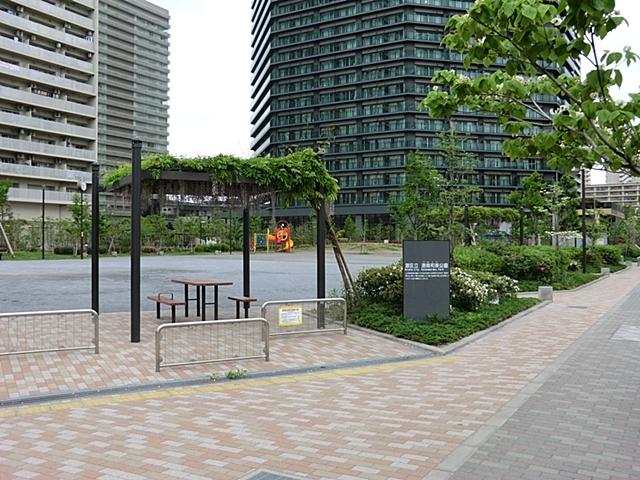 park. Konan Waraku 120m 3,800m than the large park to the park. Many people from children to the elderly is available.