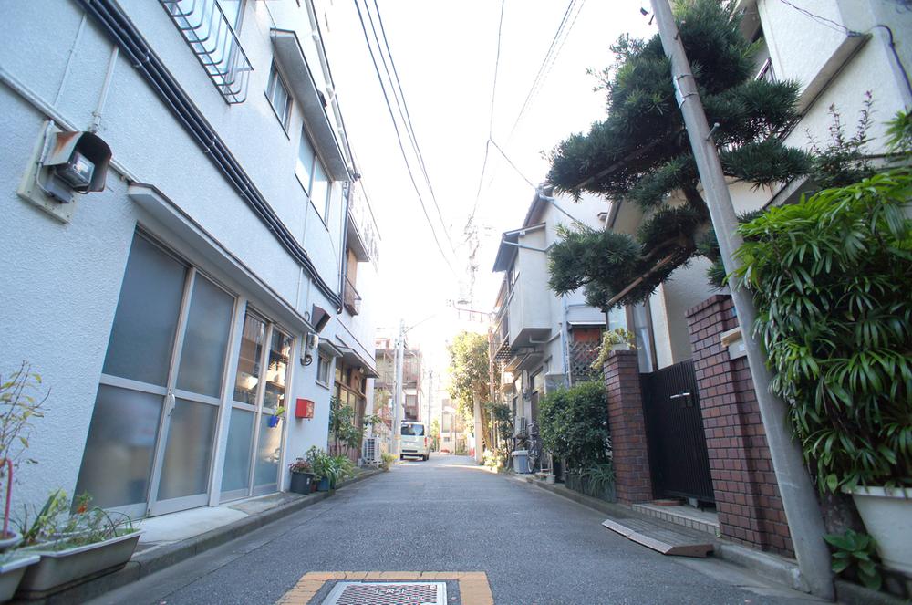 Local photos, including front road. Local (11 May 2013) Shooting