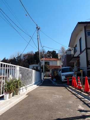 Local land photo. It is a front road. (Further Wataru Jibiki)