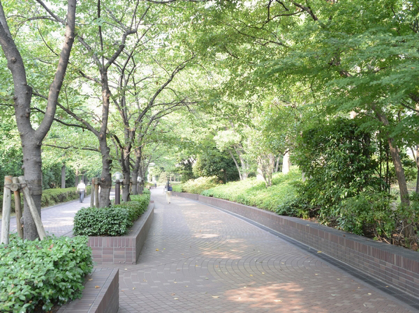 Toshiba Hamamatsucho building before (about 550m / 7 minutes walk) Green of moisture a place dotted to hide the busy and clear distinction in front of the station. It is going to be a holiday of walk course