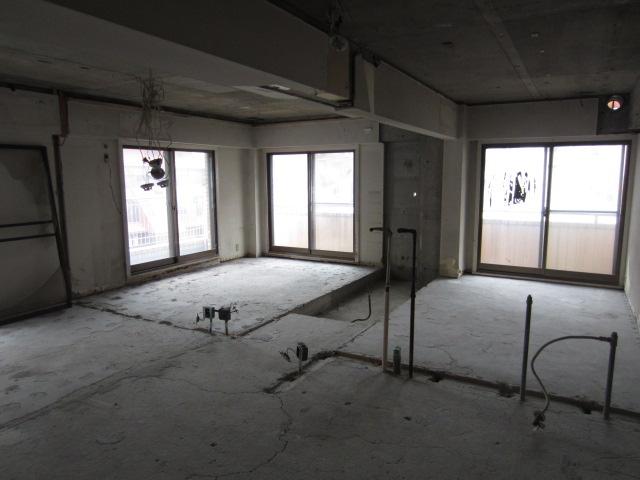 Other local. Bright, two-sided lighting, Ventilation is good.