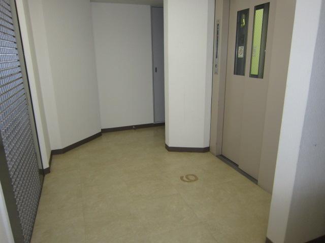 Entrance. Local (12 May 2013) Shooting