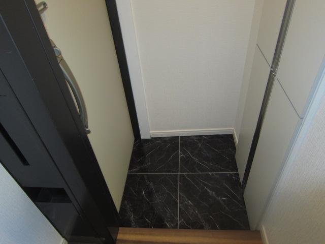 Entrance. Local (12 May 2013) Shooting