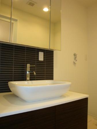 Wash basin, toilet. Wash basin