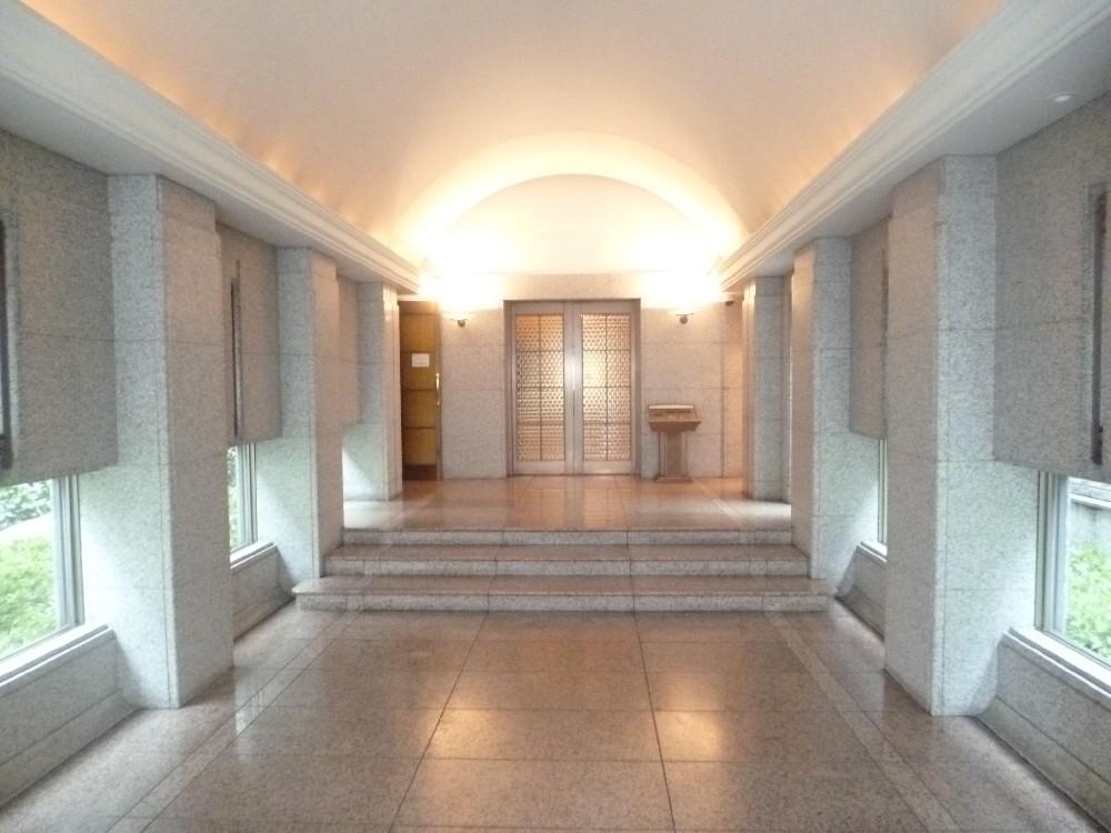 Entrance. Common areas