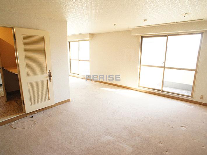 Living. It is very sunny rooms