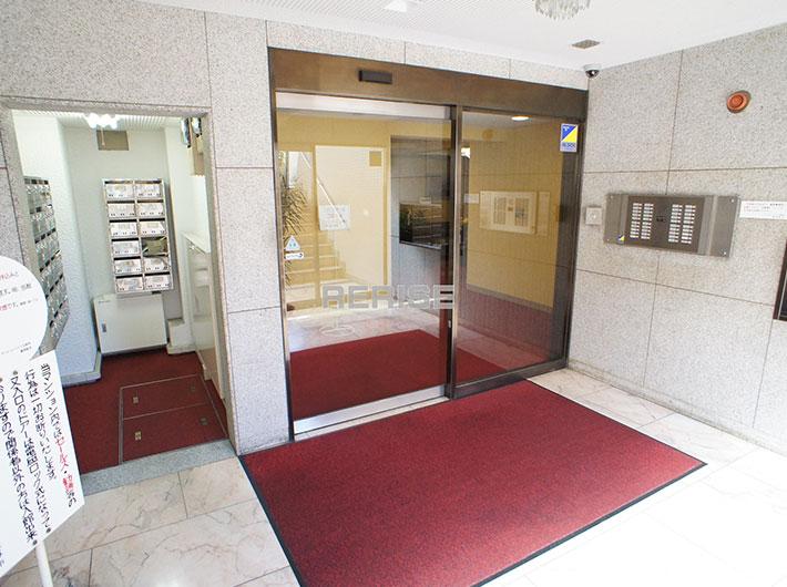 Entrance. ~ We propose your lifestyle ~  ◆ Renovation as you like on your own ◆ Auto-lock is the apartment with ◆ Management system is also a good vintage apartment ◆ Wide balcony
