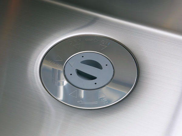 Kitchen.  [Literal Co. disposer system] Adopted it has the equipment in the water supply type of moral Co. disposer system that does not use water discharge. Automatically water supply in the equipment at the time of garbage Milling. Keep the inside of the equipment always clean.