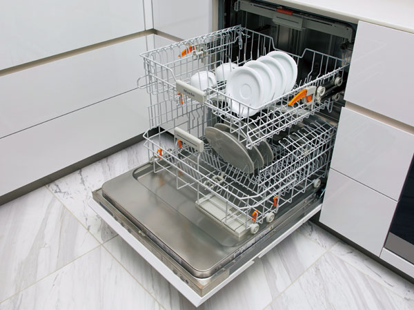 Kitchen.  [Miele, Inc. dish washing and drying machine] Also active, such as in the home party large capacity of Miele, Inc. dish washing and drying machine. Detergency, Functionality, There is a reputation for quietness, Friendly is the residual heat drying formula to tableware. Also, It reduces the running costs compared to hand washing.