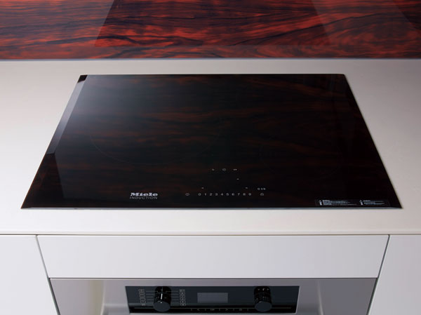 Kitchen.  [Miele, Inc. IH stove (free of charge Select)] Stove adopts Miele manufactured by scratch-resistant ceramic glass top coat. Caring for easy frameless, Both sides at an angle to produce a clean and beautiful kitchen counter at the side bevel de edge was cut.  ※ We have set up a gas stove as standard. The above will be free of charge select. There is a deadline to free select.