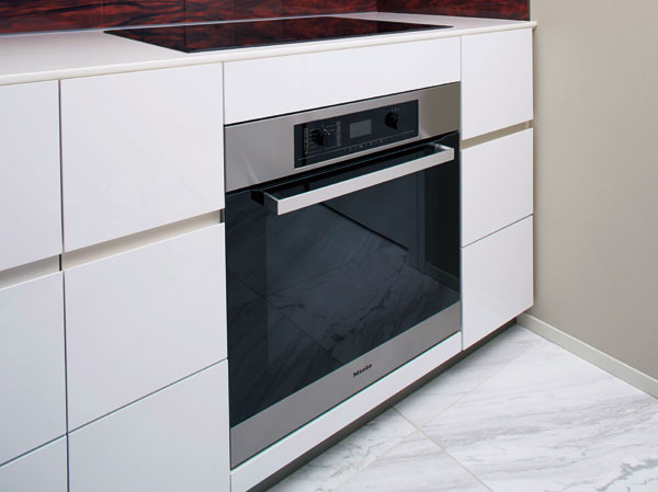 Kitchen.  [Miele manufactured by built-in electric oven (free of charge Select)] Roast chicken also Ya within wide refrigerator that can be cooked without grilled unevenness, About 50 kinds over such ingredients of programming setting function, It has adopted a Miele manufactured electric oven to achieve authentic cuisine of professional.  ※ We have established an e-Konpekku as standard. The above will be free of charge select. There is a deadline to free select.