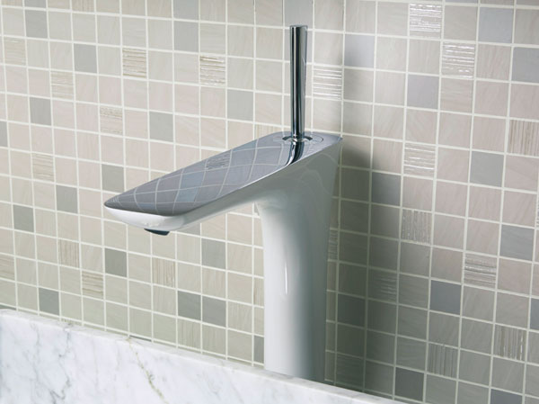 Bathing-wash room.  [Immediate hot water system] It has established an immediate hot water type of water heater. Kitchen and sink, After the use of the like bathroom that can be several locations at the same time hot water supply, You get hot water without waiting for long.  ※ One day is possible timer setting of 8 hours.