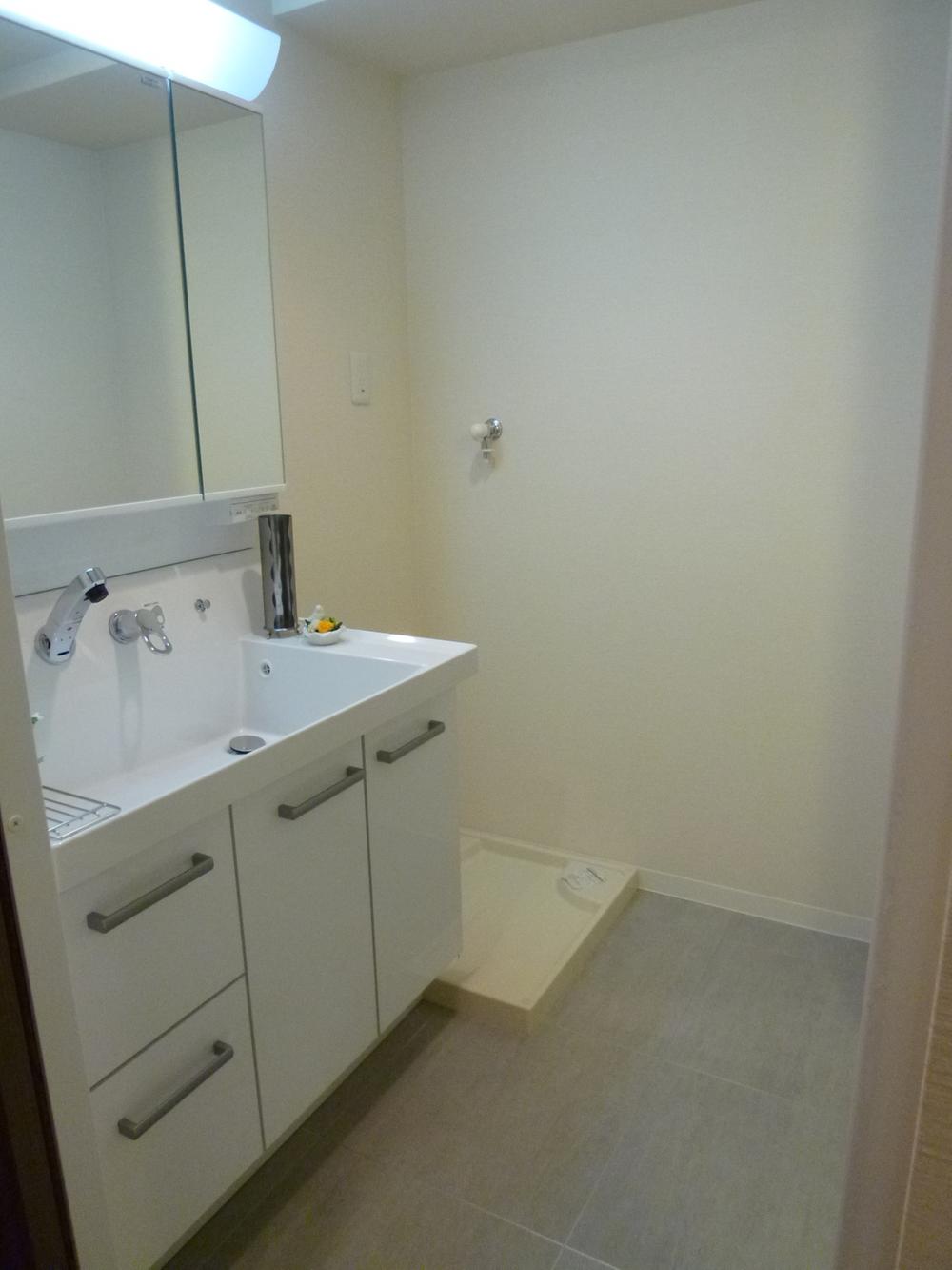 Wash basin, toilet. Indoor (12 May 2013) Shooting