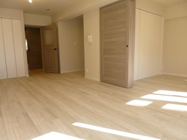 Living. Facing south, Day view is both good.