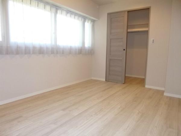 Non-living room. The bedroom is about 8.3 Pledge, Also it comes with a large walk-in closet.