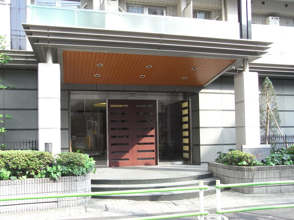 Entrance. Common areas