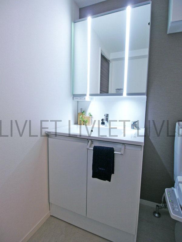 Wash basin, toilet. Indoor (12 May 2013) Shooting