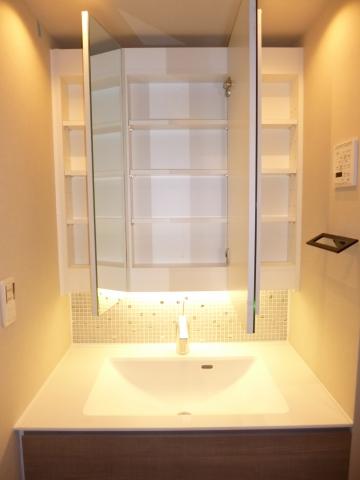 Wash basin, toilet. Three-sided mirror storage type