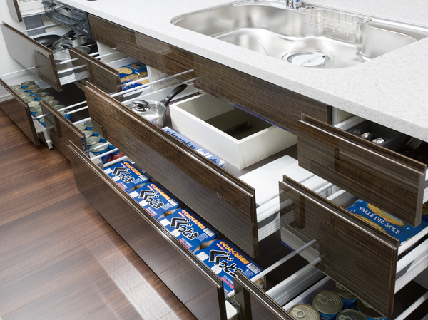 Kitchen.  [Sliding storage] Easily taken out the things in the kitchen, Open and close smoothly, Adopt a sliding storage. Also, Without the hassle, It can be efficiently crockery cleaning, Also it offers a good dishwasher to the water-saving effect. Since sliding, You can out of dishes in a comfortable position.