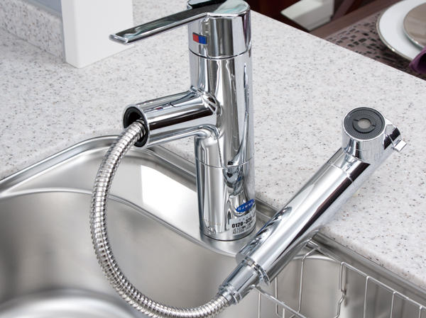 Kitchen.  [Single lever shower faucet] The amount of water in the lever operation one, Installing the temperature adjustable single-lever faucet. Since the pull out the shower head, It is also useful, such as sink cleaning. Also, It has a built-in water purification cartridge.  ※ Cartridge replacement costs separately burden.