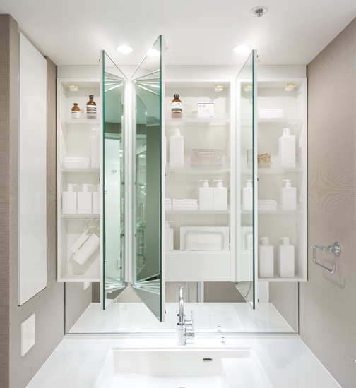 Bathing-wash room.  [Three-sided mirror with vanity (with hand lighting)] Three-sided mirror under mirror also adopted a three-sided mirror with vanity equipped to meet the child's point of view. Ensure the storage rack on the back side of the three-sided mirror. You can organize clutter, such as skin care and hair care products. Also storage rack is clean and maintain because it is clean and remove.