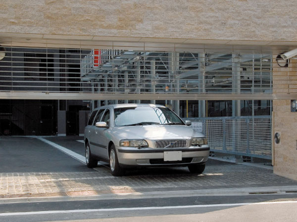 Security.  [Electric shutter gate (with private remote control)] The entrance of the parking lot, It established the electric shutter gate to increase the safety and crime prevention. Open the shutter gate with a dedicated remote control, Since it closes automatically, You can operate without having to get down from the car (same specifications).  ※ Except parking for disabled guests