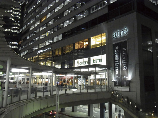 Surrounding environment. Including the Shinagawa Intercity of the tip that is in the spotlight as a major business center, Chocolate shop on the New York dining and upscale, Sushi bar, etc., Atre Shinagawa quirky shops are aligned (photo / About 940m ・ A 12-minute walk)ese and dining bar, Alea Shinagawa the shop was at the center, such as cafes, Queen's Isetan (about 940m ・ 12 mins), etc., Colorful business Shinagawa east exit area ・ Commercial facilities have been integrated.