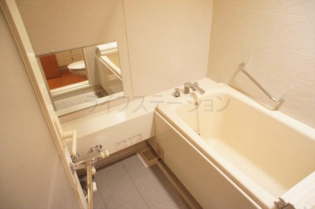 Bathroom. Local (December 17, 2013) Shooting