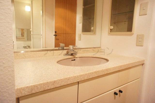 Wash basin, toilet. Local (December 17, 2013) Shooting