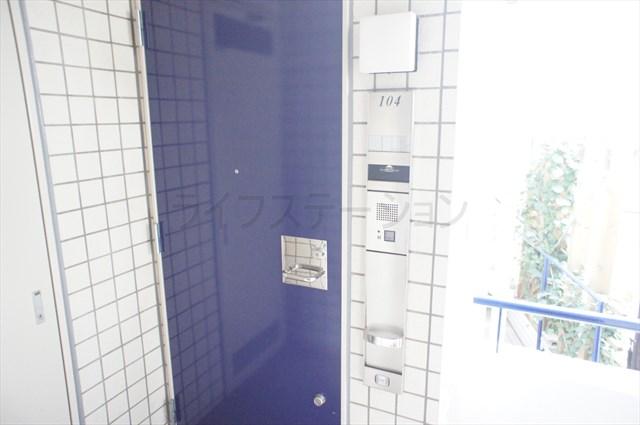 Entrance. Local (December 17, 2013) Shooting