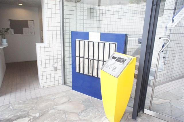 Entrance. Common areas