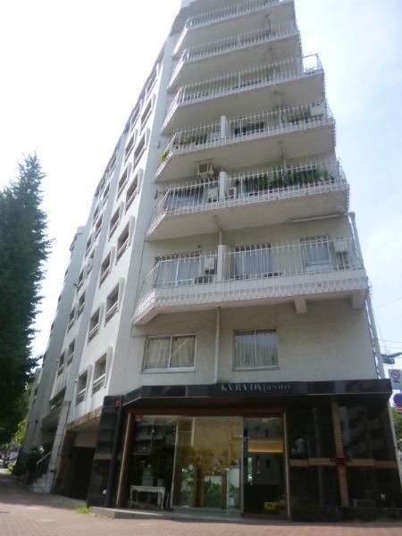 Local appearance photo. This appearance to be fused with platinum Street.