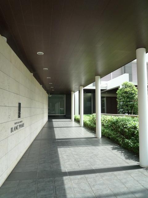 Entrance. Common areas