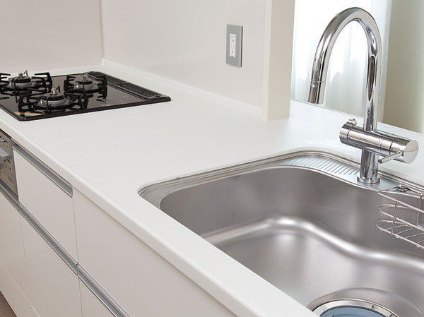 Kitchen.  [Wide counter of the depth of about 900mm] Adopt a ceiling plate-in-one face-to-face counter. There is room to put the cookware, Pleasantly cuisine you can enjoy. ( ※ Except for some type)