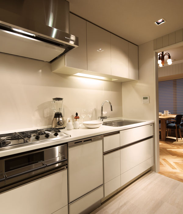 Kitchen.  [kitchen] Sink has adopted a low-noise specification to suppress the sound of when you dropped the water wings sound and tableware. Also, Have been established, such as in a cupboard hanging seismic latch the door is automatically locked when you sense the shaking of an earthquake.