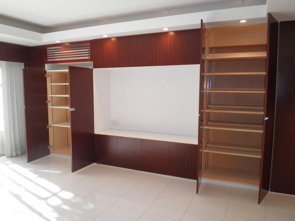 Receipt. ◇ in the living there is plenty of wall storage ◇