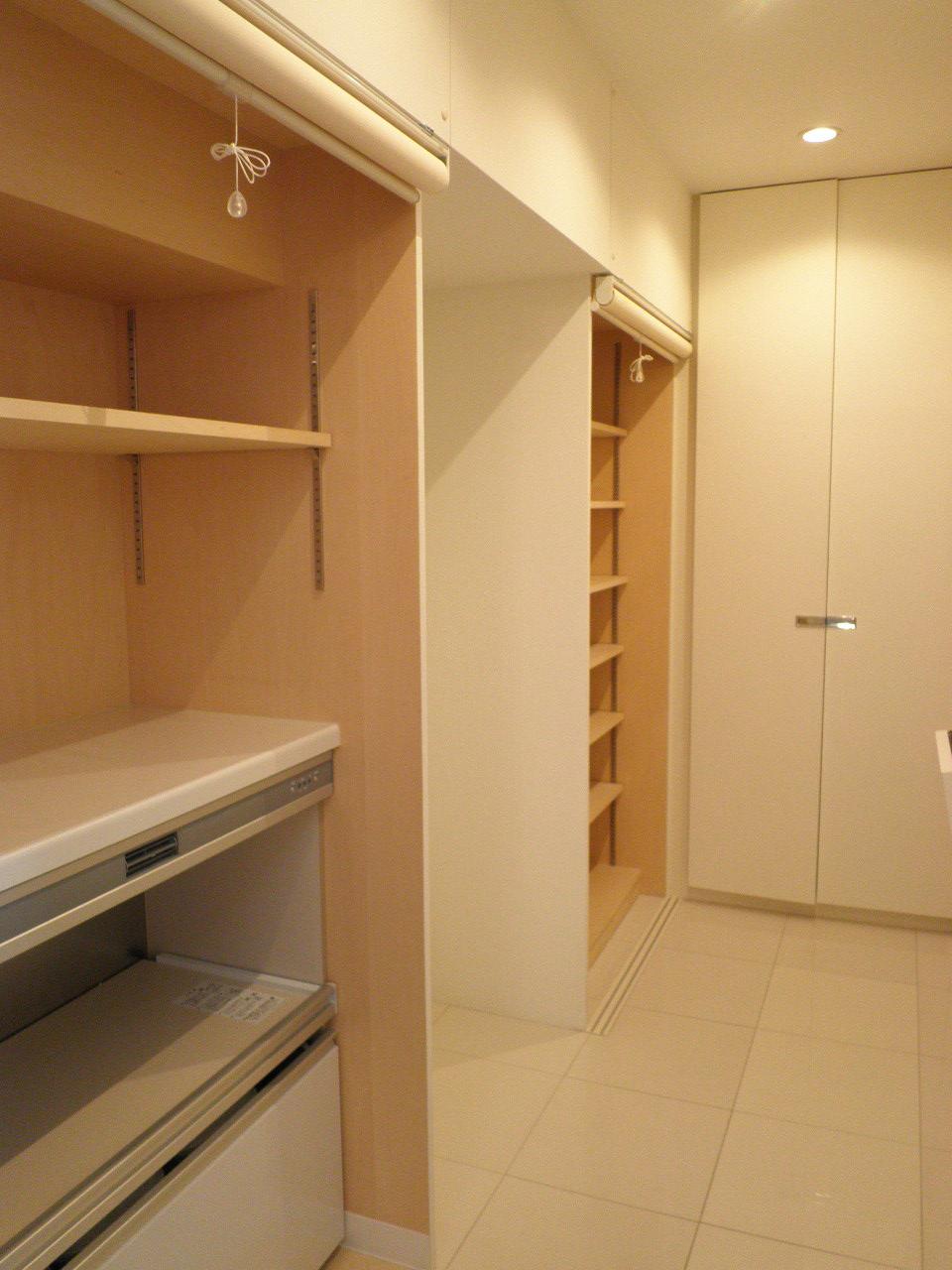 Other introspection. ◇ pantry (housework room) ◇