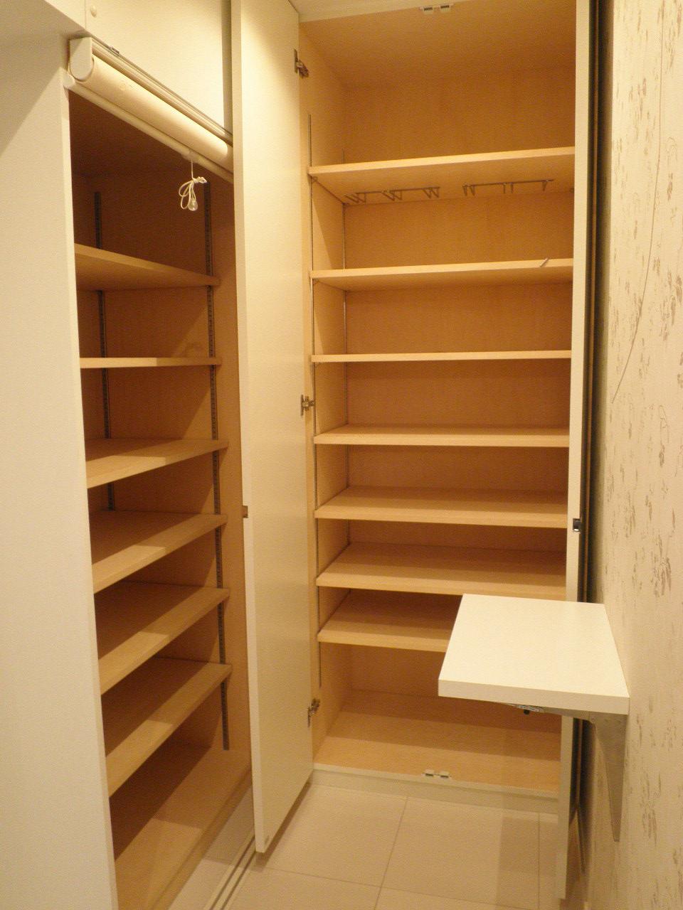 Receipt. ◇ pantry (housework room) internal storage ◇