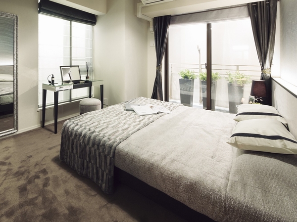 In the main bedroom (Western-style 1) is also two-sided lighting, The airy space