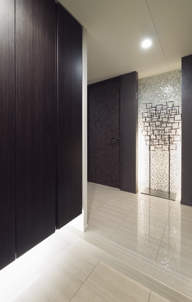 Entrance finished with stone-tone tile