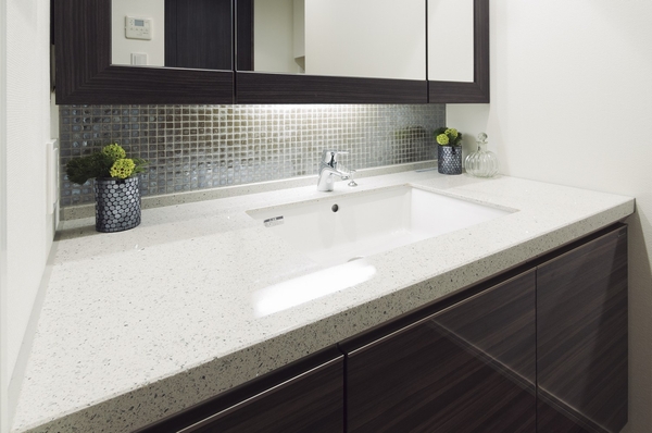 Directions to the model room (a word from the person in charge)