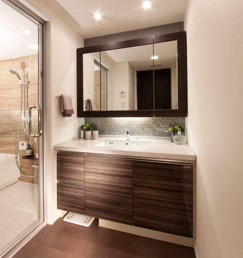 Bathing-wash room.  [Powder Room] Since the three-sided Kagamiura has become storage space, It is convenient to organize, such as toiletries and fine makeup supplies frequently used. Single-lever mixing faucet, Simple and timeless Hans ・ Grohe manufactured by design. Served with a sharp accent not only practicality.