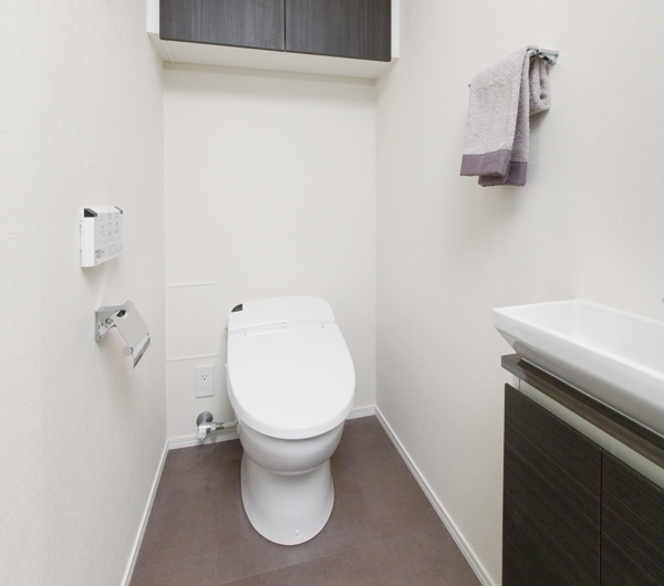 Bathing-wash room.  [Shower toilet integrated low silhouette toilet] Toilet, Adopt a low silhouette type to direct the clean and smart space, Comfortable-to-use as every day, Installing a shower toilet integrated toilet seat. Cabinet that can hand-wash, even in the bathroom space was also installed. The surface material is a specification that was unified and joinery. Handrail was also mounting.