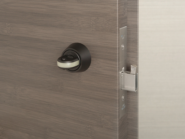 Security.  [Crime prevention thumb turn and sickle dead lock] A bolt is protruding into sickle, So firmly and engage the receiving portion of the bolt (Strike), Exert a strong resistance to pry from the outside, Suppress unauthorized intrusion from the front door. Thumb turn is also a security-aware. (Same specifications)