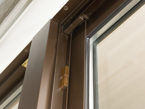 Security.  [Installing a security window sensor] Staring at the lives of safety, Installing the security sensors in the window sash of each dwelling unit. Upon sensing an abnormal intrusion after security set, Automatically report the occurrence of abnormality in the Secom control center. (Same specifications) ※ Except for the FIX window