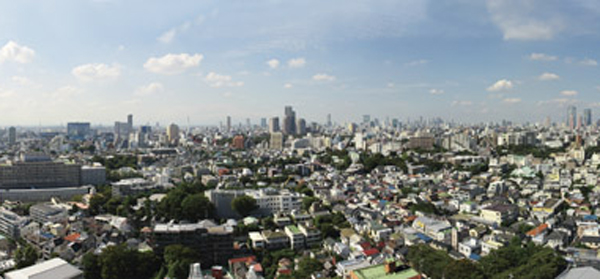 Surrounding environment.  [View photos] Residential area representative of the Minato-ku, "Shiroganedai" ・ "Takanawa" Ya, Seongnam Gozan (Ikedayama ・ Shimadzu Mt. ・ Gotenyama ・ Hanabusayama ・ The land is a hill overlooking the Hachitsuyama). Allegiance at the sky to open overhead, The love this land is green, which spread on the ground, You say that one of the scenic location among the Minato-ku,.  ※ View photo of the web is than the height of the corresponding 20th floor from the local site, Is that the west direction taken (October 2012) from the north.