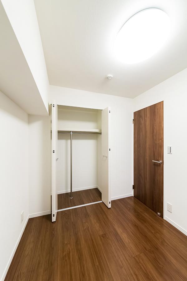 Non-living room. Entrance side of the Western-style 3