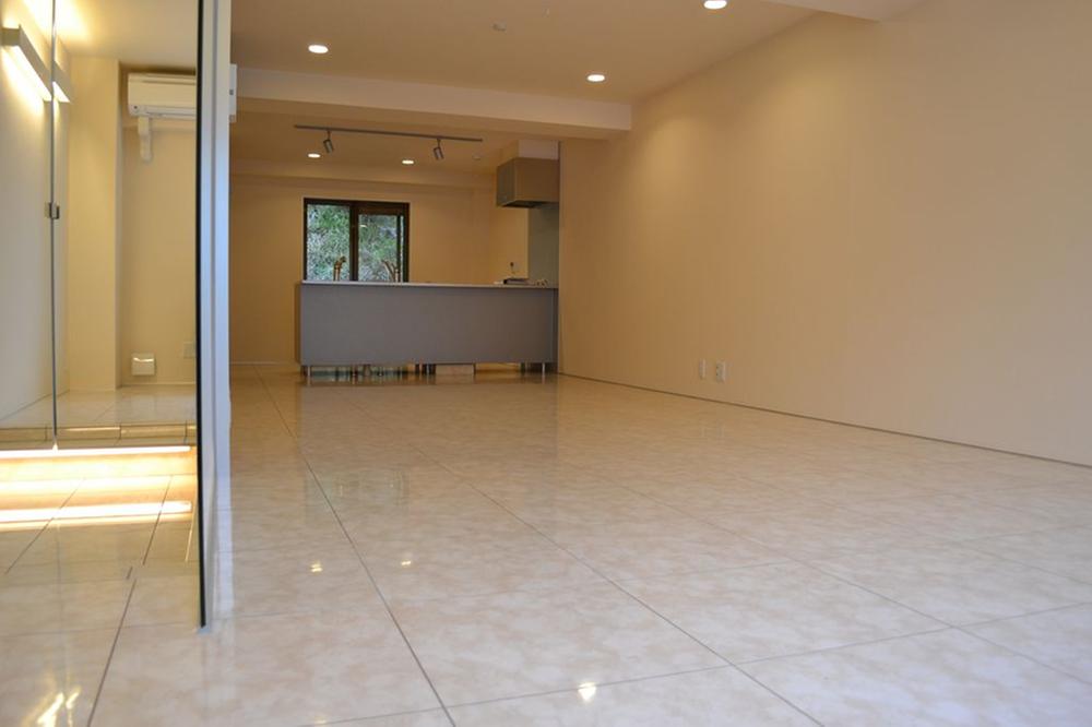 Living.  [living] White was the keynote room, Brightness and openness will increase.