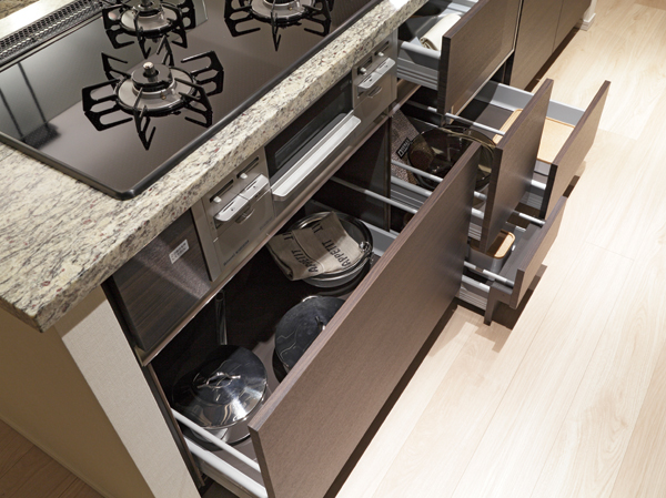 Kitchen.  [Soft closers function with slide cabinet] Because you are using the + Bull motion blum Co. tandem box rail to the slide rail, You can realize a smooth draw comfort even when you put a heavy. further, Speed ​​fell in the middle also press strongly the drawer, Sound "bang when last closing the quiet to close" Bull motion "drawer as sucked! Clash! Shut out the unpleasant sound of ". (Under the sink is open door. )